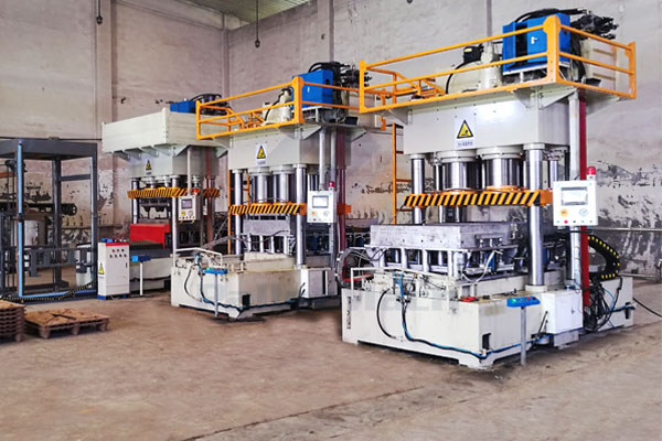 托盘设备产量:7~16片/时模压托盘热压机是一种新型的模压托盘生产设备